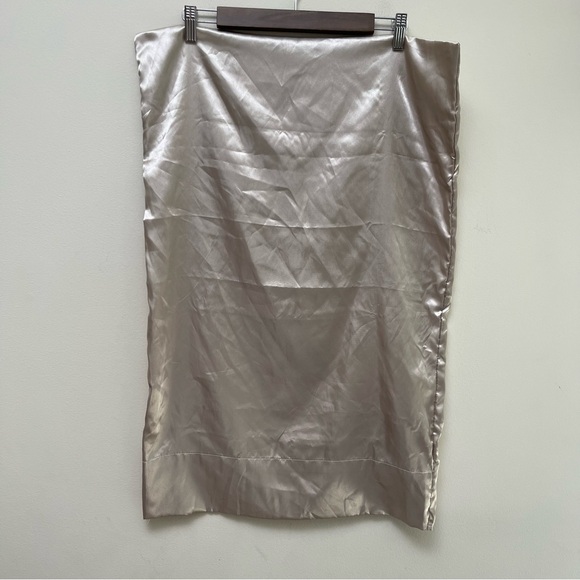 Set of Satin Beige Pillowcases - Picture 3 of 5